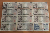 読者諸兄姉の皆さま、これが11万1000円です。ネットバンキングやATMでも入金できるご時勢ですが、あえて現ナマを用意してみました。