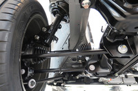 サスペンションは前後ともにストラット式（写真はリア）。「ホンダ初のRRですが、開発はどうしたんですか？」と尋ねたところ、「そうは言っても、ミドシップはやったことあるからね」とのこと。モーターより重い重量物（バッテリー）が車体中央に収まる「ホンダe」の走行特性は、RRというよりMRに近いのかもしれない。