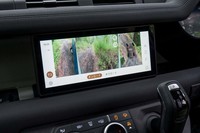 センタースクリーンには車両前方と左右のフロントタイヤ周辺を同時に映し出すことができる。オフロードでももちろん便利な機能だが、画面では「オンロード」の部分が強調されている。