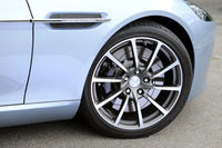 「シャドーエディション」では20インチの“10スポークディレクショナルグラファイトDTホイール”が標準。ブレーキキャリパーはブラックとなる。