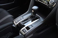 新型「シビック」のトランスミッションには、CVTのほか6段MTも用意される予定。写真はCVT。