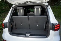 7人乗車時の荷室容量はわずかに130リッターだが、2・3列目シートをたためば、最大で1680リッターの積載スペースが得られる。