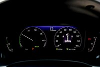 10.2インチの液晶式メーターパネルは「e：HEV」専用の表示パターン。左のパワーメーターは加速時に針（の図柄）が右に動き、減速時には回生レベルを示す別の針を表示することで、針が頻繁に上下することで生まれるビジー感をなくしている。