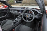 アルカンターラが多用された「911カレラGTS」のインテリア。アルカンターラ仕立てのルーフライニングやサンバイザーはオプション扱いとなる。