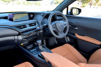 インストゥルメントパネルが車外にまで続いているように見えるデザインとすることで、視覚的な開放感を演出している。