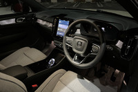 「EX40ウルトラ ツインモーター」のコックピット。基本デザインは従来型の「XC40リチャージ」に準じたものになっている。スタート／ストップスイッチは備わらず、いたってシンプルな印象だ。インフォテインメントシステムには「Googleアシスタント」が採用されている。