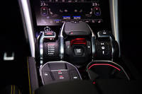 「ウルス」には、3つのオンロードモードと3つのオフロードモードから選べるANIMAコントローラーが備わる。