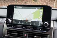 9インチのセンターディスプレイは旗艦「アウトランダー」とおそろい。「Apple CarPlay」（有線／無線）と「Android Auto」（有線）も使える。