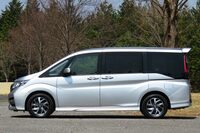 先代にあたる5代目「ステップワゴン」のサイドビュー。モノフォルムのスタイリングや躍動感のあるサイドのプレスラインなど、新型より若々しいイメージとなっている。