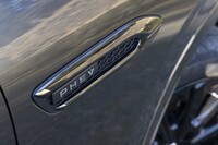 直6モデルで「INLINE 6」と刻まれていた部分には「PHEV」のバッジが貼られる。