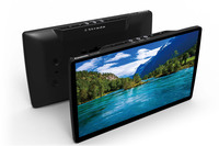 フレームの端ぎりぎりまで10V型の大画面が占める狭額縁設計。フレームは極めて薄く、あまり見る機会のない背面もスタイリッシュな仕上げ。素材にはつや消しのマグネシウム合金を使用しており、高級感もたっぷり。