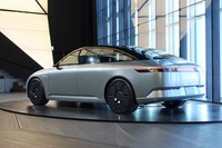 ボディーはフラッシュサーフェス化を徹底追求。サイドミラーに代えてカメラが装着される。なお、社内外には計45個のセンサーが搭載されている。