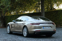 2016年9月のパリショーで世界初公開された「パナメーラ4 E-ハイブリッド」。先代モデルの「パナメーラS E-ハイブリッド」からパワープラントが一新されたほか、駆動方式もFRから4WDに変更された。