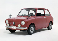 1970年4月に加えられた「スバルR-2 SS」。砲弾型ミラー、専用ホイールキャップ、フォグランプ、ノーズフィンなどで装ったボディー、標準でラジアルタイヤを履く固められたシャシーに旧「ヤングSS」と同じく36PSにチューンされた空冷2ストローク並列2気筒エンジンを積む。