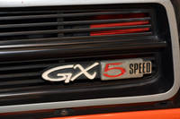 フロントグリルを飾る「GX 5SPEED」のエンブレム。「サニー1200クーペGX-5」には、クロスレシオの5段MTが搭載された。