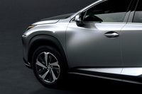 ドアパネルの上部に入る斜めの陰影に注目。「レクサスNX」のフロントドアパネルは、前下方からドアハンドルにいたるラインでなだらかに折れ曲がっており、他のモデルにはない大胆なサイドビューを形成している。