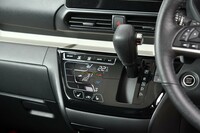 0.66リッターターボエンジンに組み合わされる変速機はCVT。エアコンの操作パネルにはタッチスイッチを採用している。