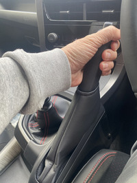 ほとんど直立しているパーキングブレーキ。中高年カーマニアとしては、パーキングブレーキではなく「サイド」と呼びたくなる。上に持ち上げるよりはるかに力を入れやすく、実に使いやすい。こんなことまでやってくれるトヨタという会社は、カーマニアにとってもはや神である。