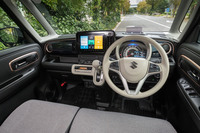 運転席まわりは、「スペーシア」ゆずりのシートが実現する高いアイポイントが特徴。ダッシュボードにはグレードやボディーカラーに応じて3色の装飾パネルが用意される。
