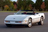 1983年から1996年まで生産された「C4」こと4代目「シボレー・コルベット」。このクルマも、エンジンフードは逆アリゲーター式のフロントカウルとなっている。