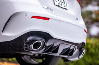 バンパー下部のディフューザーに組み込まれる形で、左右に振り分けられたエキゾーストパイプ。走行モードによって、排気音質やボリュームが変化する。