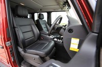 アイポイントの高い運転席には、文字通りよじ登るように乗り込む。テスト車にはセットオプションの「ラグジュアリーパッケージ」に含まれるレザーシートが装着されていた（標準の表皮はファブリック）。