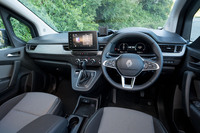 インテリアの基本デザインはそのまま。外装と同様にステアリングのルノーエンブレムがフラットデザインになった。