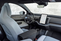 インテリアのデザインは、外観同様にシンプルですっきりとしたもの。縦型のタッチ式センタースクリーンと、スイッチ類を極力排したインストゥルメントパネルは、各社の“次世代モデル”のお約束だ。