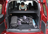 荷室は5人乗車時でも775リッターという広さ。フロアは約90×120cmで、たいていの傘は縦（前後方向）に置ける。それって結構、雨の日は便利。