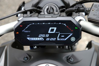 新たに採用されたLCDマルチファンクションメーター。視認性に配慮したネガティブ表示（背景が黒）となっている。