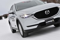 マツダの「CX-5」にスタッドレスタイヤ「アイスガード6 iG60」を装着。従来品となる「アイスガード5プラス」よりも、氷上性能を15％向上させた製品として2017年9月に販売が開始された。