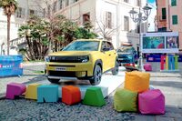 2025年2月、音楽祭の期間中、サンレモ市内に展示された「フィアット・グランデパンダ」。セルビア工場で生産される。（写真：ステランティス）