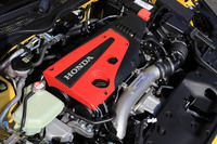 「リミテッドエディション」に搭載される2リッター直4ターボエンジンは「タイプR」と同一。最高出力320PS/6500rpm、最大トルク400N・m/2500-4500rpmを発生する。