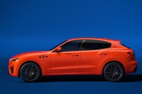 「アランチョ・デビル」カラーのモデルは、コバルトブルーのアクセントでドレスアップされる。