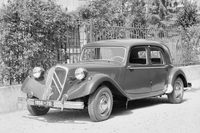 前輪駆動やモノコックボディーなど、革新的な技術が多数取り入れられた「トラクシオン アヴァン」。上級モデル「15CV SIX」（写真）には、「DS」に先駆けてリアにハイドロニューマチックサスペンションが採用された。