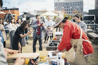 「日本中を焼き巡っている」と紹介されたBBQ芸人、たけだバーベキューさんのトーク＆クッキングライブは、多くの参加者でにぎわった。