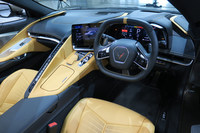 世界初となる右ハンドルの「コルベット」のインストゥルメントパネルまわり。ちなみに同車が発表・導入されたのは、右ハンドル市場でも日本が世界初なのだとか。