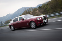 「製作に8年を要した」というエクステリアデザインは、レーザー技術が用いられた新型ヘッドランプや、ボディーと一体となったパルテノングリル、ルーフラインとトランクリッドがシームレスにつながるスタイリングが特徴となっている。