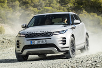 大ヒットSUV「ランドローバー・レンジローバー イヴォーク」が2代目に。フロントマスクが一回り大きな「ヴェラール」そっくりになった。