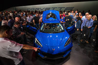 8代目「シボレー・コルベット」が登場　ミドシップの駆動レイアウトを初採用の画像