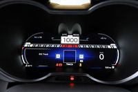 トラックモード選択時のメーターパネル。エンジン回転計主体のグラフィックとなる。