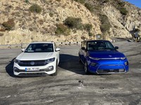 「フォルクスワーゲンTクロス」（写真左）は、そのコンパクトさゆえに、北米市場のニーズには合わないかもしれない。右はキアブランドのEVで、その名も「ソウルEV」。