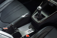 6段MT車が用意されるのは国内向けのレクサス車としては初めてのこと。わざわざサイドブレーキを組み合わせ、しかもレバー比を変更して「GRヤリス」よりも操作に必要な力を軽減させている。