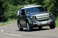 「D7x」と呼ばれる新開発のアルミモノコックは、従来モデルの3倍のねじり剛性を実現。その堅牢（けんろう）性は、オンロードでの快適な走りにも寄与している。