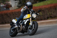 車体の骨格は鋼管製トレリスフレームとアルミニウム製スイングアームの組み合わせ。ホイールベースは他のモデルより70ｍmほど長い、1514mmとなっている。