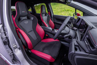 「NISMO」専用チューンが施された、サイドエアバッグ内蔵のRECARO製スポーツシートはオプション（39万6000円）。コーナリング時の体の動きを抑え、クルマとの一体感を向上させる。レッドのシートベルトもNISMOバージョンに共通するアイテムだ。