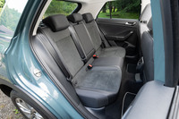 背高なボディー形状を生かし、リアシートにも十分な乗車スペースを確保。後席用のエアコン吹き出し口や、2つのUSB Type-Cポートも設けられている。