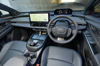 インテリアはまるごとつくり変えられており、より水平基調を意識したレイアウトに変わった。センターコンソールやメーターまわりの造形も異なる。