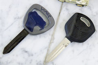 うまくいかないエアコン修理に、今回の足まわりトラブル……。「もうこの際、細かいこともぜんぶやってもらおう」と思い立った記者は、いつの間にか機能しなくなっていたシガーソケットの修理に加え、普段使い用のスペアキーも発注することにした。壊れやすく、実際何度も破壊されてきた純正キーについては“観賞用”に降格とする。