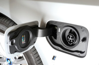 吸電口は、左フロントフェンダー部に設けられている。付属の充電ケーブルを使って、家庭用のコンセントなどから充電可能。